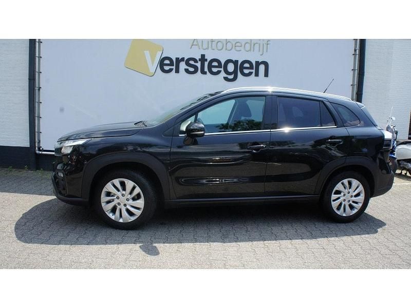 Zwart Gebruikt 2024 Suzuki SX4 S-Cross SUV | € 26.450 (Eerlijke prijs) - Afbeelding 1/4