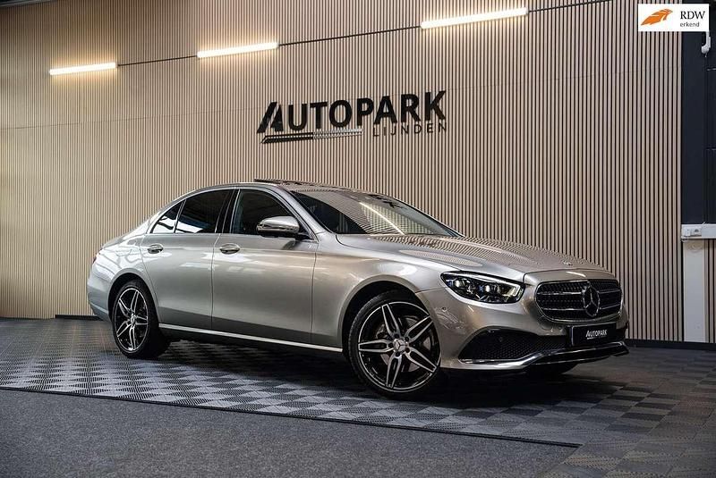 Grijs Gebruikt 2020 Mercedes E200 Sport Edition Sedan | € 35.950 (Goede deal) - Afbeelding 1/4