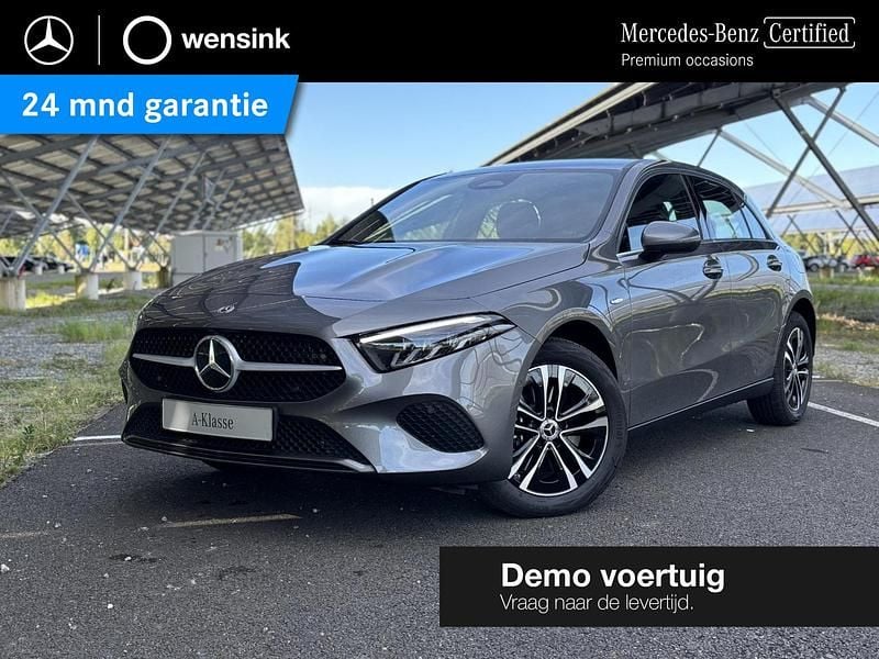 Grijs Gebruikt 2025 Mercedes A250 Business Hatchback | € 47.411 - Afbeelding 1/4