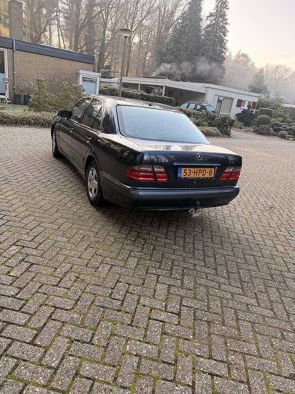 Occasion Mercedes E220 Classic 143 PK (105 kW) 2001 Blauw Sedan