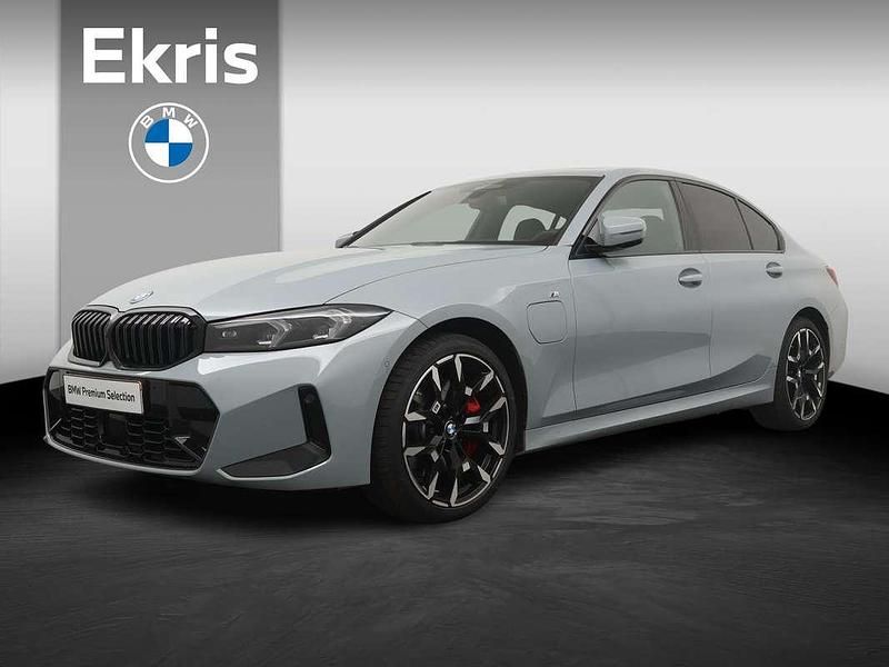 Grijs, metallic lak Gebruikt 2025 BMW 330e M Sport Sedan | € 77.553 - Afbeelding 1/4