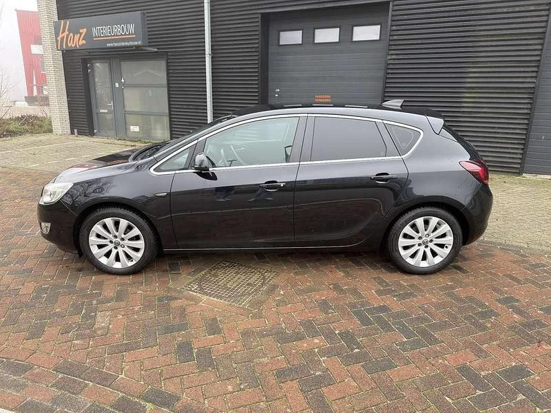Occasion Opel Astra Cosmo 140 PK (102 kW) 2011 Zwart Hatchback