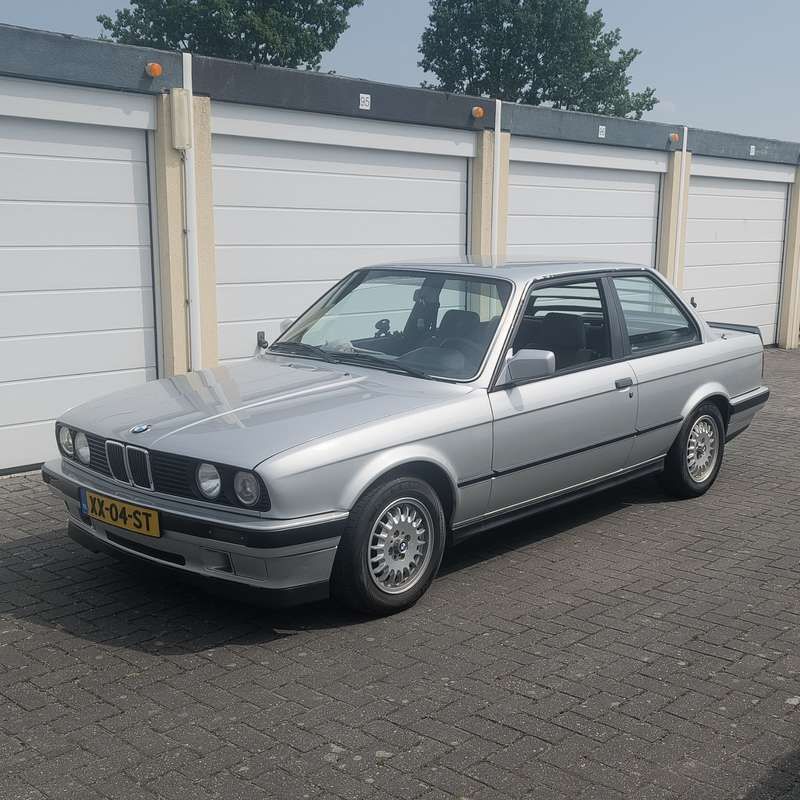 Zilver Gebruikt 1990 BMW 318 Sedan | € 9.000 - Afbeelding 1/4