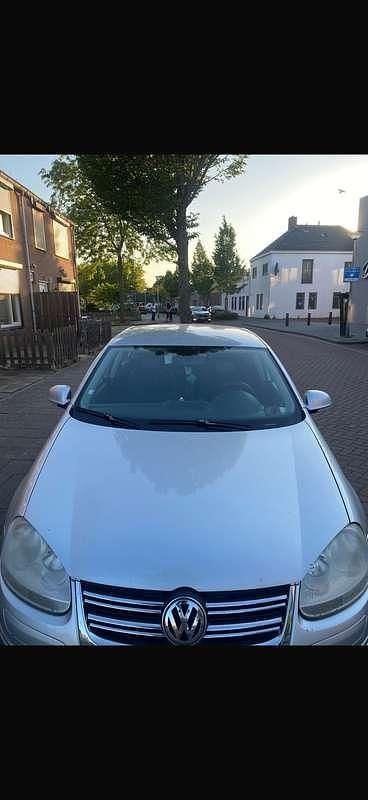 Grijs Gebruikt 2007 VW Jetta Trendline Sedan | € 3.000 (Eerlijke prijs) - Afbeelding 1/4