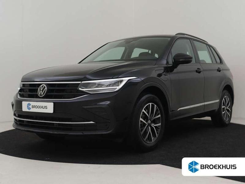 Zwart Gebruikt 2022 VW Tiguan Business+ SUV | € 27.400 (Super prijs) - Afbeelding 1/4