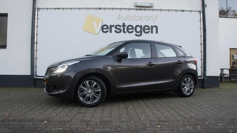 Grijs Gebruikt 2017 Suzuki Baleno Exclusive Hatchback | € 9.450 (Eerlijke prijs) - Afbeelding 1/4
