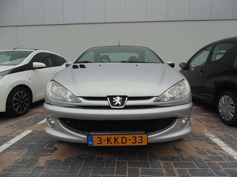 Grijs Gebruikt 2004 Peugeot 206 CC Cabriolet | € 1.849 (Eerlijke prijs) - Afbeelding 1/4