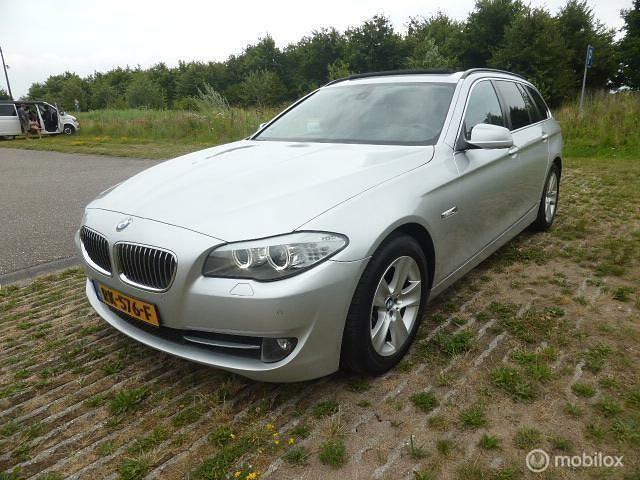 Grijs Gebruikt 2010 BMW 525 Executive Stationwagen | € 7.950 (Eerlijke prijs) - Afbeelding 1/4