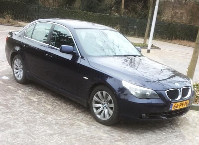 Blauw, metallic lak Gebruikt 2005 BMW 525 Executive Sedan | € 1.999 (Goede deal) - Afbeelding 1/1