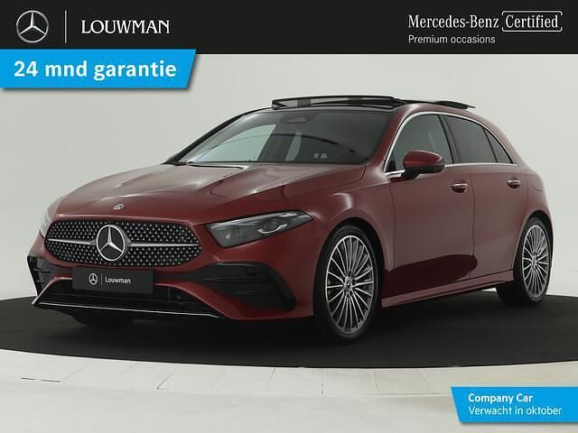 Donker 993 manufaktur patagoniërood metallic Gebruikt 2025 Mercedes A180 AMG line Plus Hatchback | € 44.495 - Afbeelding 1/4