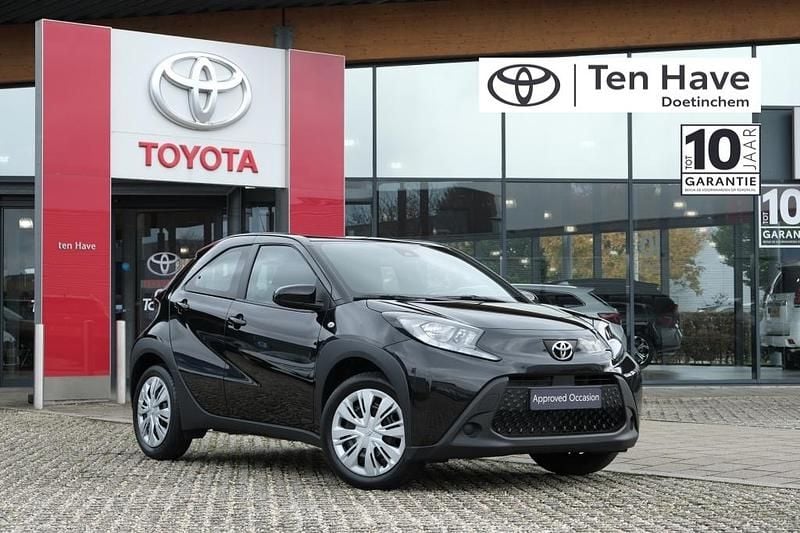 Zwart Gebruikt 2025 Toyota Aygo Play Hatchback | € 19.400 (Eerlijke prijs) - Afbeelding 1/4