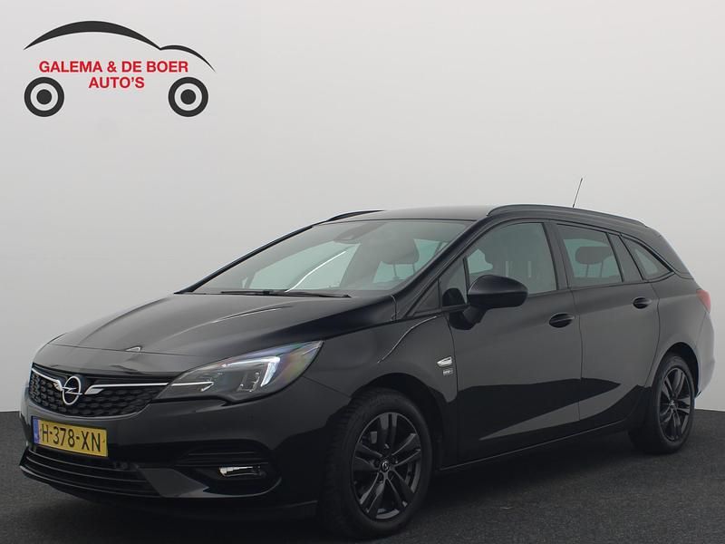 Zwart Gebruikt 2020 Opel Astra Edition Stationwagen | € 13.394 (Eerlijke prijs) - Afbeelding 1/4
