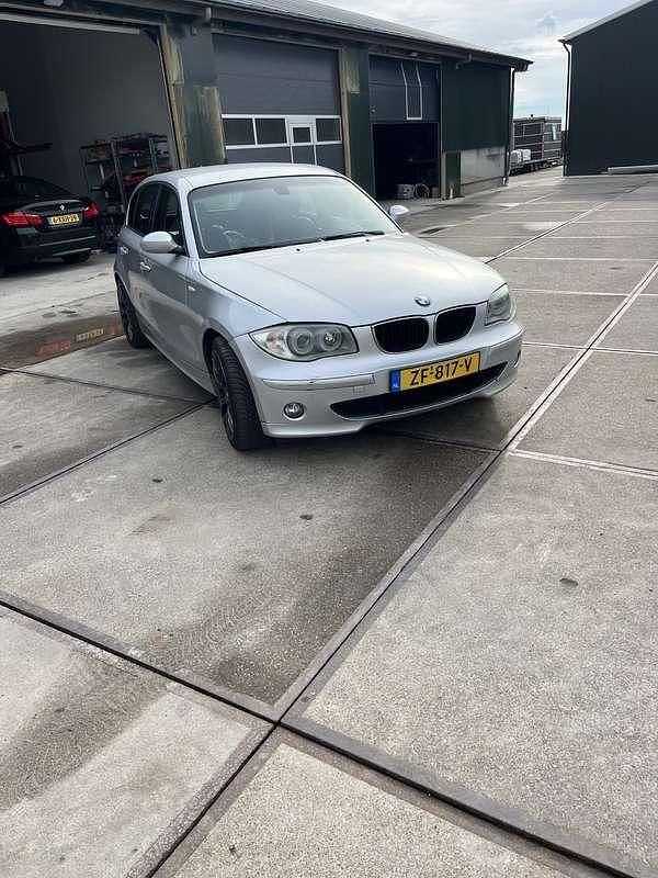 Zilver Gebruikt 2006 BMW 120 Hatchback | € 2.800 (Eerlijke prijs) - Afbeelding 1/4