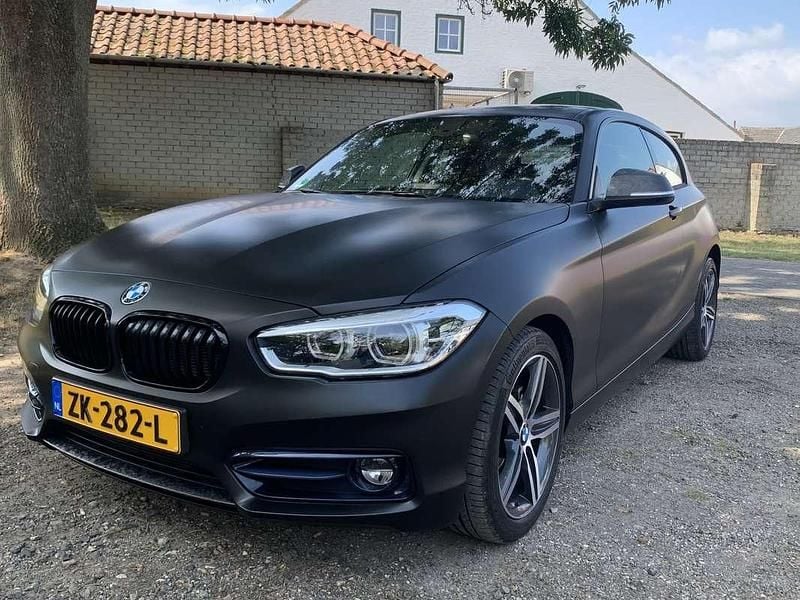 Zwart Occasion 2019 BMW 118 Executive Hatchback | € 17.000 (Super prijs) - Afbeelding 1/4