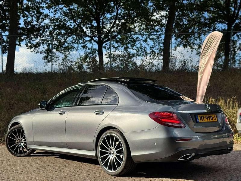 Grijs Gebruikt 2017 Mercedes E220 Prestige Sedan | € 23.500 - Afbeelding 1/4