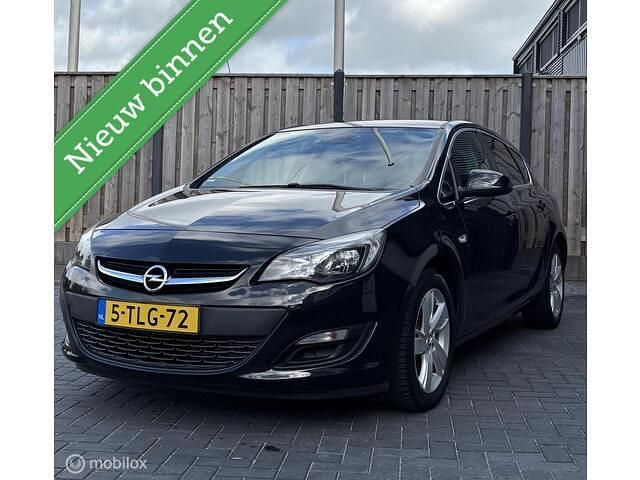 Zwart Gebruikt 2014 Opel Astra Hatchback | € 6.750 (Eerlijke prijs) - Afbeelding 1/4