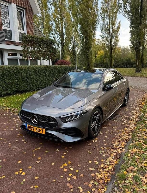 Gebruikt 2023 Mercedes A200 AMG | € 37.950 - Afbeelding 1/4