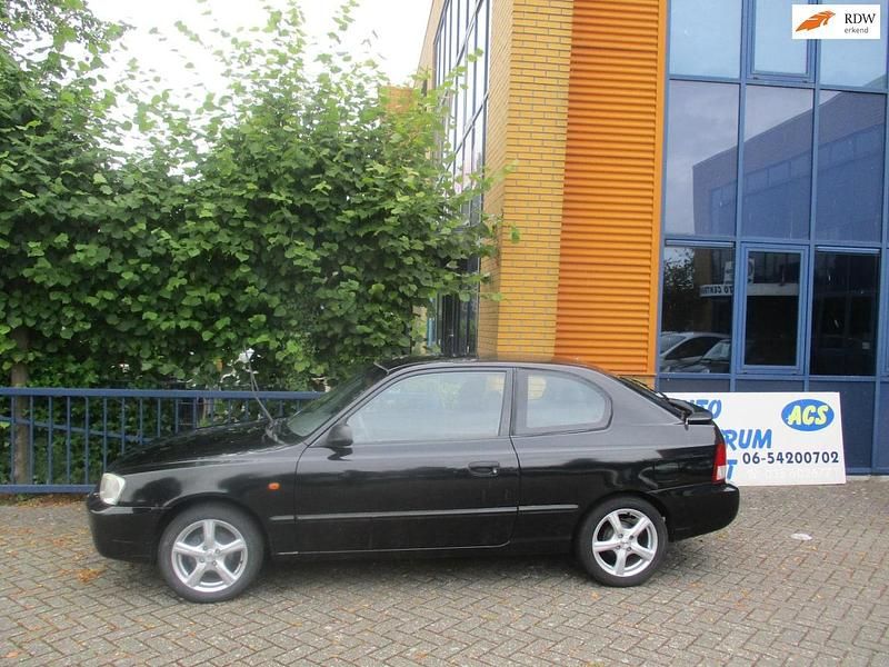 Zwart (metallic) Occasion 2002 Hyundai Accent Hatchback | € 1.450 - Afbeelding 1/4