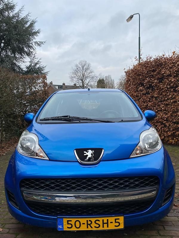 Blauw (metallic) Gebruikt 2011 Peugeot 107 Hatchback | € 2.450 (Goede deal) - Afbeelding 1/4