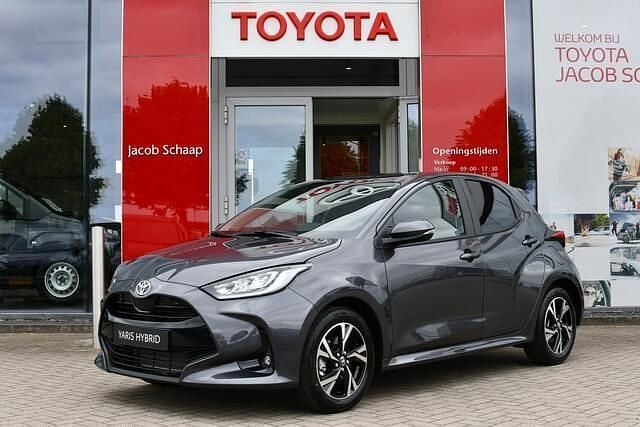 Grijs, metallic lak Nieuw 2025 Toyota Yaris Comfort Hatchback | € 32.985 (Eerlijke prijs) - Afbeelding 1/4