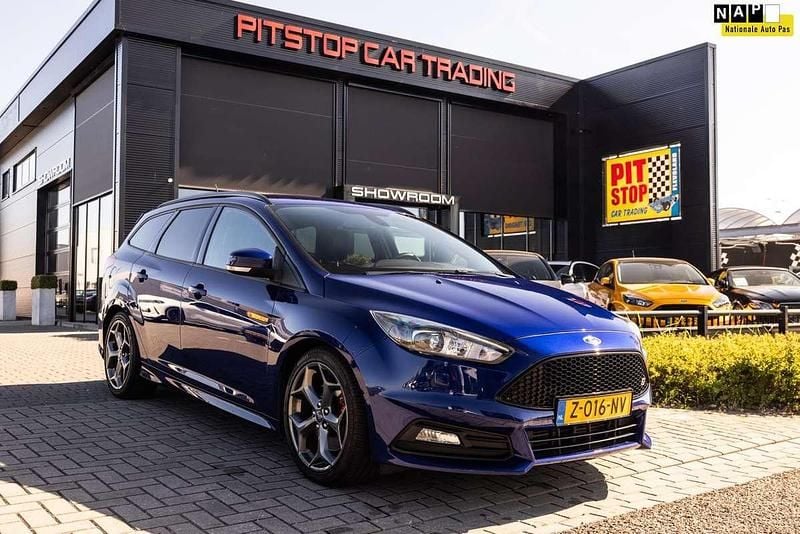 Blauw, metallic lak Gebruikt 2015 Ford Focus ST Stationwagen | € 18.450 (Iets duurder) - Afbeelding 1/3