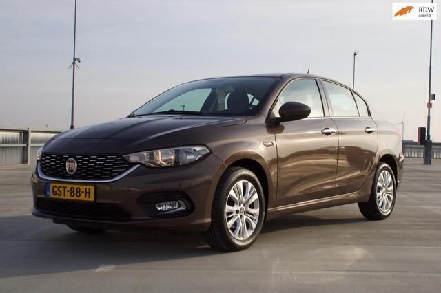 Bruin, metallic lak Gebruikt 2017 Fiat Tipo Lounge Sedan | € 9.990 (Eerlijke prijs) - Afbeelding 1/4