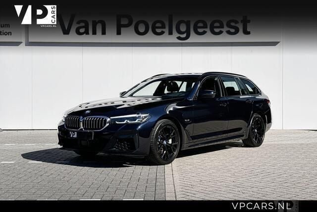 Zwart, metallic lak Gebruikt 2021 BMW 530e Comfort Edition Stationwagen | € 39.900 (Eerlijke prijs) - Afbeelding 1/4