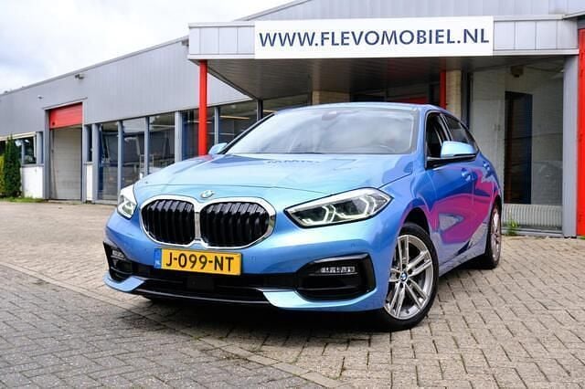 Blauw, metallic lak Gebruikt 2020 BMW 118 Executive Hatchback | € 17.850 (Goede deal) - Afbeelding 1/4