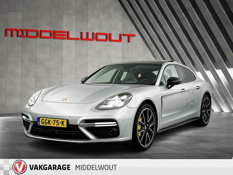 Grijs, metallic lak Gebruikt 2017 Porsche Panamera Turbo S Sport Sedan | € 69.950 (Eerlijke prijs) - Afbeelding 1/4