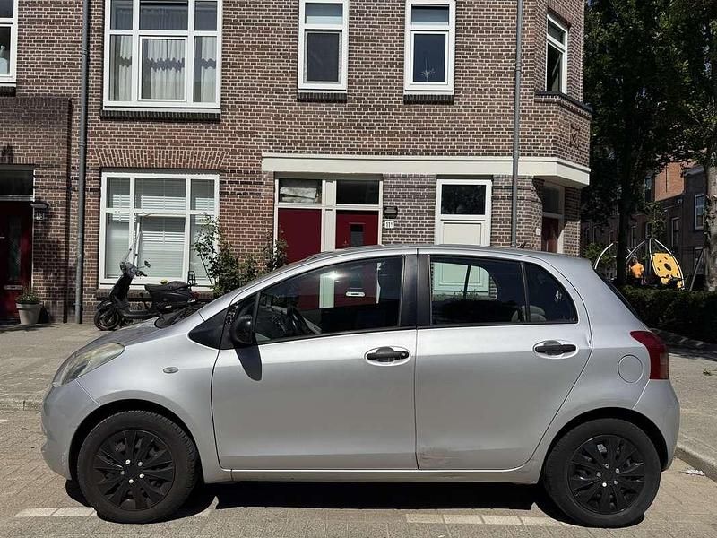 Grijs Occasion 2008 Toyota Yaris MPV | € 2.300 (Eerlijke prijs) - Afbeelding 1/4