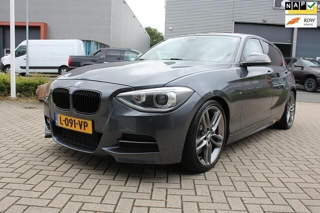 Grijs Gebruikt 2013 BMW M135 Executive Hatchback | € 22.950 (Eerlijke prijs) - Afbeelding 1/4