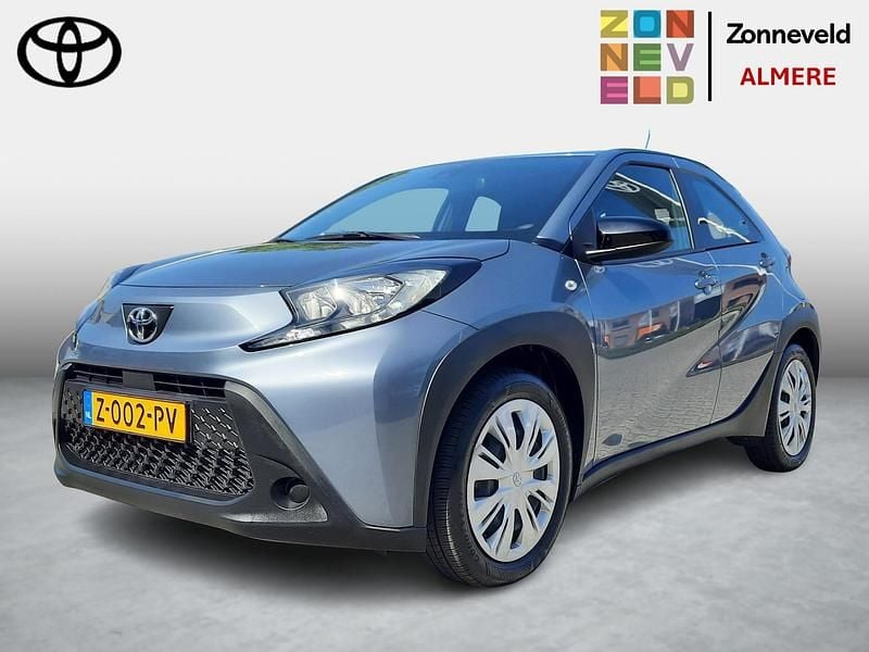Grijs Gebruikt 2024 Toyota Aygo X Play SUV | € 16.999 - Afbeelding 1/4