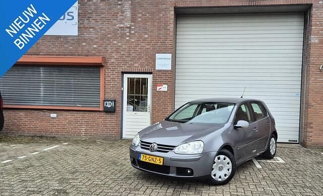 Grijs (metallic) Gebruikt 2008 VW Golf VI Trendline Hatchback | € 3.199 (Goede deal) - Afbeelding 1/4