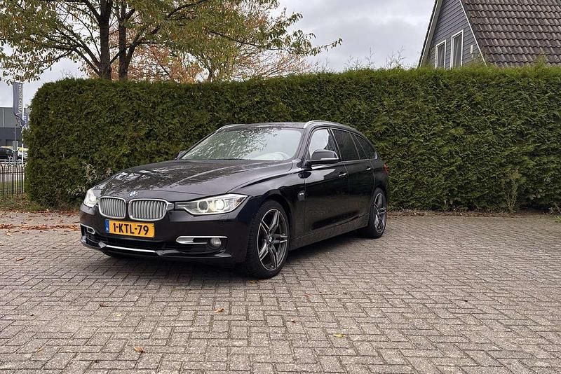 Zwart Gebruikt 2013 BMW 330 Executive Stationwagen | € 11.000 - Afbeelding 1/4