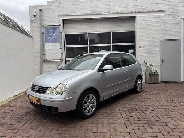 Grijs (metallic) Gebruikt 2004 VW Polo Comfortline Hatchback | € 1.995 (Eerlijke prijs) - Afbeelding 1/4