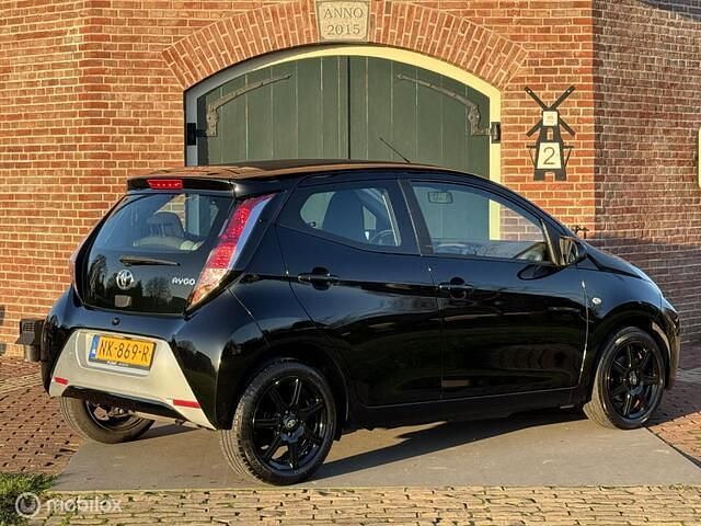 Occasion Toyota Aygo X-wave 69 PK (50 kW) 2017 Zwart Hatchback