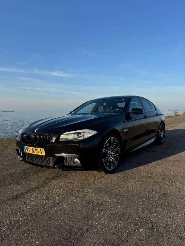 Zwart Gebruikt 2013 BMW 530 Executive Sedan | € 15.499 (Eerlijke prijs) - Afbeelding 1/4