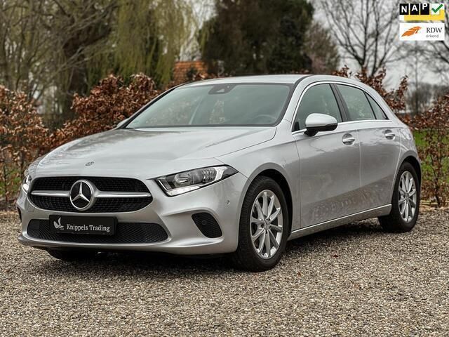 Grijs, metallic lak Gebruikt 2018 Mercedes A200 Progressive Hatchback | € 27.450 (Duur) - Afbeelding 1/4