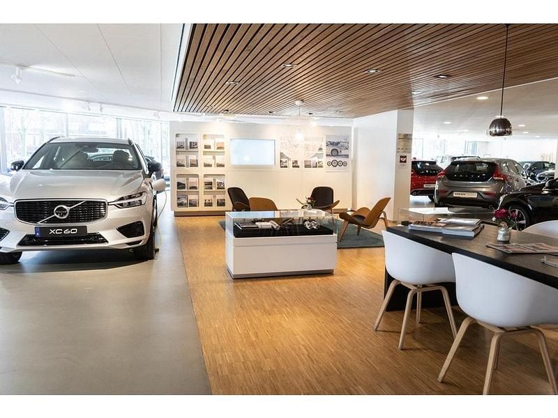 Grijs Gebruikt 2024 Volvo XC40 Plus SUV | € 41.995 (Eerlijke prijs) - Afbeelding 1/3