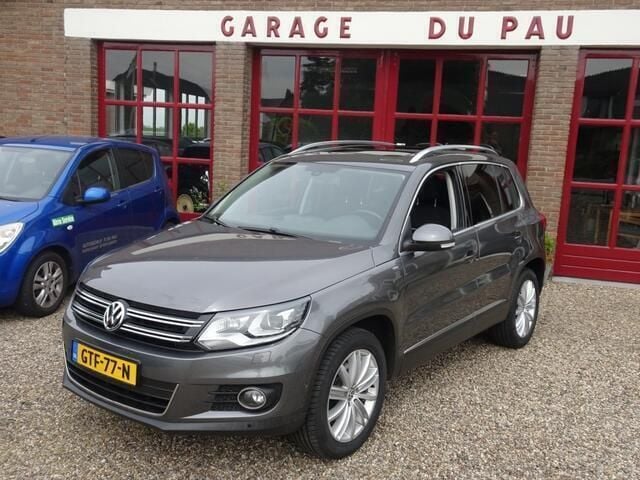 Grijs, metallic lak Gebruikt 2015 VW Tiguan Sportline SUV | € 16.950 (Eerlijke prijs) - Afbeelding 1/4