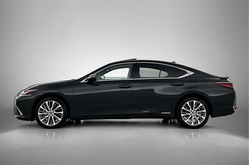 Occasion Lexus ES300H Business Edition 218 PK (160 kW) 2021 Graphite black metallic (zwart metallic) Sedan