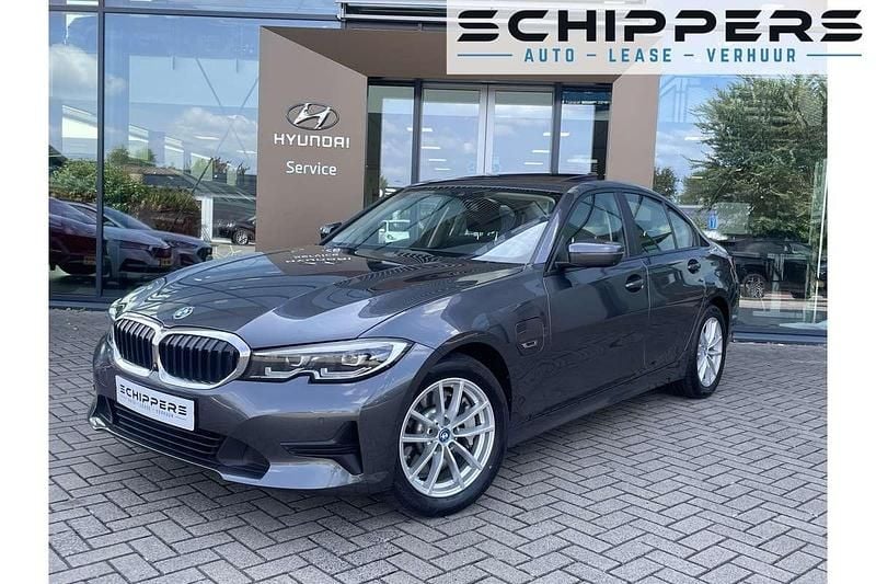 Grijs, metallic lak Gebruikt 2022 BMW 330 Sedan | € 30.900 (Super prijs) - Afbeelding 1/4