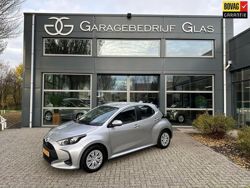 Grijs Gebruikt 2023 Toyota Yaris Hybrid Active Hatchback | € 19.950 (Goede deal) - Afbeelding 1/4