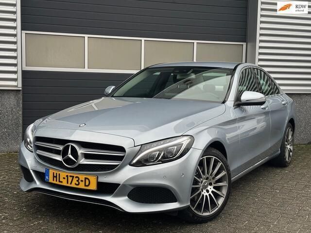 Grijs, metallic lak Gebruikt 2015 Mercedes C180 Ambition Sedan | € 16.490 (Eerlijke prijs) - Afbeelding 1/4