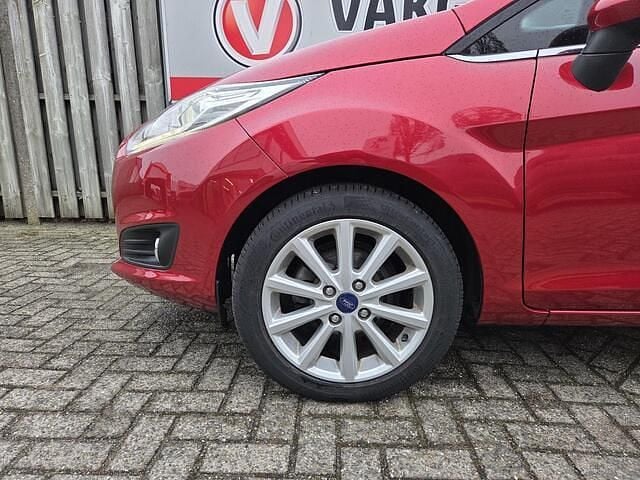 Occasion Ford Fiesta Titanium 101 PK (74 kW) 2016 Rood Hatchback
