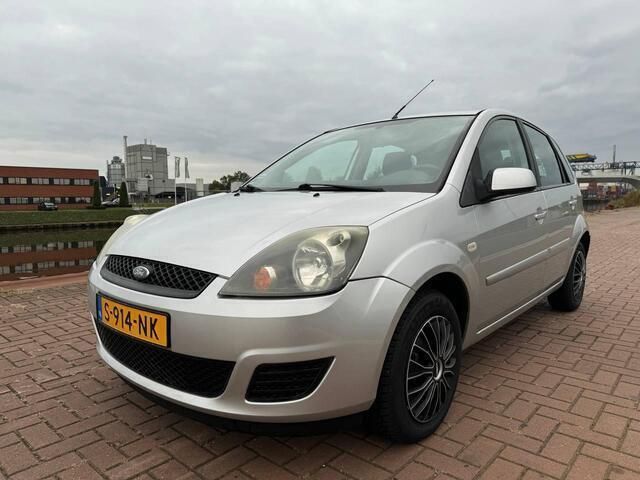 Grijs Gebruikt 2007 Ford Fiesta Futura Hatchback | € 1.399 (Goede deal) - Afbeelding 1/4