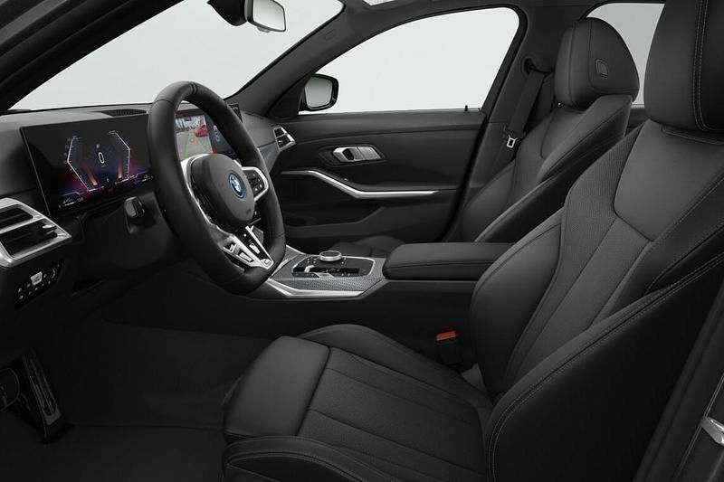 Nieuw BMW 330e M Sport 292 PK (214 kW) 2026 Saphirschwarz metallic (zwart metallic) Sedan