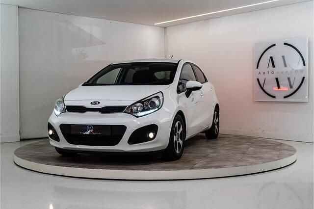 Wit Gebruikt 2013 Kia Rio Hatchback | € 4.980 (Eerlijke prijs) - Afbeelding 1/4
