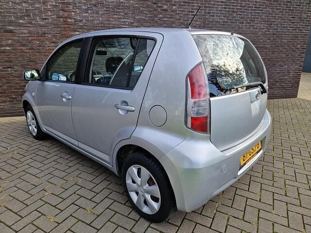 Occasion Daihatsu Sirion 69 PK (50 kW) 2008 Grijs (metallic) Hatchback