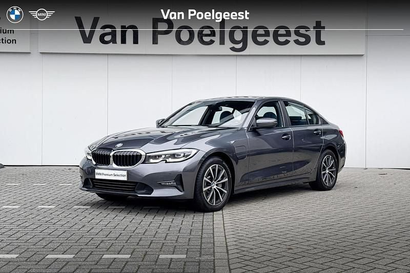Mineralgrau metallic (grijs metallic) Occasion 2020 BMW 330e Comfort Edition Sedan | € 28.900 (Super prijs) - Afbeelding 1/4